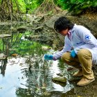 Alumno de Ecotec toma muestras del agua del Salado.
