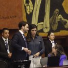El presidente de la Asamblea, Niels Olsen, conversando con la jefa de la bancada del oficialismo, Valentina Centeno.