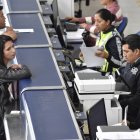 Los usuarios expresan su malestar por la falta del sistema para concluir con el trámite de matriculación vehicular en Quito.