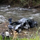 Una camioneta cayó por una pendiente de 70 metros en el sector de Llaviuco.