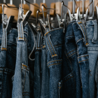 Los jeans ajustados y de corte recto marcan el regreso del denim clásico que conquista las calles de Europa en 2025.