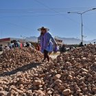 Una mujer fue captada este 2 de junio al pasar sobre un montículo de piedras, puestas por seguidores del exmandatario Evo Morales, que bloquean una carretera a la altura de la localidad de Sipe Sipe, en la región de Cochabamba (Bolivia).
