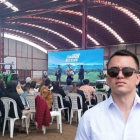 Decenas de personas esperaban al presidente Noboa en el Centro Agrícola Cantonal de Cuenca, donde se realizó la entrega de beneficios al sector agrícola sin su presencia.