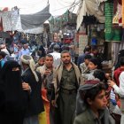 Los yemeníes se reúnen en un mercado popular en Saná para comprar alimentos, dulces y ropa nueva el 3 de junio de 2025,