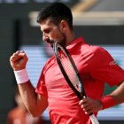 El tenista serbio Novak Djokovic en Roland Garros 2025 ante el británico Cameron Norrie.