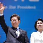 El nuevo presidente de Corea del Sur, Lee Jae-myung, y su esposa Kim Hea Kyung, al despedirse luego de la ceremonia de investidura del mandatario, en la Asamblea Nacional, en Seúl (Corea del Sur)