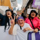 Personas participan en una protesta convocada por grupos feministas, médicos y científicos, entre muchos otros colectivos este miércoles, en Buenos Aires (Argentina).