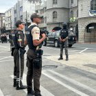 Agentes del GIR inspeccionaron el maletín sospechoso con equipo especializado, mientras la Policía acordonó la zona para evitar riesgos.