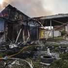 Rescatistas ucranianos trabajan en el lugar de un ataque con drones en Járkov, noreste de Ucrania, el 4 de junio de 2025, en medio de la invasión rusa.