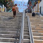 imagen referencial. Una camioneta bajo invadiendo la escalinata Francisco Sojos que fue en noviembre de 2024 restaurada por ser un bien patrimonial de Cuenca.