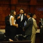 **Pie de foto:**
*El presidente de la Asamblea, Niels Olsen, regresó a su curul tras ser apelado por el correísmo durante el debate sobre la terna a la Judicatura.*