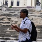 Un estudiante usa su teléfono móvil en La Habana el 4 de junio de 2025.