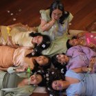 En la obra, seis exalumnas visitan a una querida maestra, que está por fallecer.