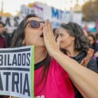 Personas participan en una protesta convocada por grupos feministas, médicos y científicos, entre muchos otros colectivos este miércoles, en Buenos Aires (Argentina).