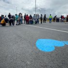 Los moradores del barrio Chan pintaron corazones para recordar a quienes perdieron la vida en la panamericana.