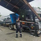 Un tráiles cargado de postes chocó contra un punto de control en la vía Cuenca- Molleturo- El Empalme.