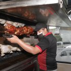 La venta de pollos en el mercado de Quito, en el primer borrador de la Ley se prohibía la exposición de la carne.