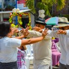 Celebración. Los comuneros festejan al santo con oraciones y bailes.