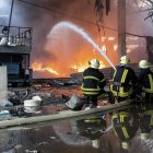 Rescatistas trabajan en el lugar de una instalación industrial afectada por un ataque nocturno en Ternopil, Ucrania, el 6 de junio de 2025, en medio de la invasión rusa en curso.