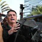 El expresidente de Brasil Jair Bolsonaro sale tras declarar, en la sede de la Policía Federal, sobre las acciones de su hijo Eduardo en Estados Unidos, este jueves en Brasilia (Brasil).