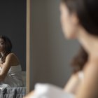 ¿Te criticas constantemente? Aprende a practicar la autocompasión, meditación y escritura para sanar tu diálogo interno y reducir la ansiedad