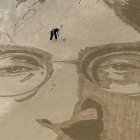 Dibujo en la arena del cantante británico John Lennon, obra del artistas peruano Germán Cedano.