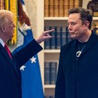 El presidente Donald Trump y Elon Musk en la Oficina Oval antes de salir de la Casa Blanca en Washington, DC, el 14 de marzo de 2025.