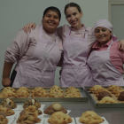 Melissa Sánchez, fundadora de Wear That Tuna, en el taller donde se elaboran sus galletas estilo Nueva York, reconocidas por su sabor y presentación únicos.
