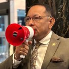 El asambleísta del correísmo Ronal González usó un megáfono en el hall del Legislativo.