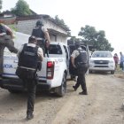 Agentes policiales acudieron hasta la zona en la que fue hallada sin vida la ciudadana asiática, junto a otras tres personas, en el noroeste de Guayaquil, este viernes 6 de junio.