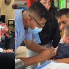 La médica Josefina Coloma recuerda que el COVID-19 aún ronda entre nosotros. Recomienda acudir a los centros de salud, como este en Quito, a vacunarse.