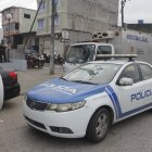 Agentes policiales luego de las pericias por el hallazgo de los cuerpos de cuatro comerciantes en Nueva Prosperina, en el noroeste de Guayaquil, este viernes 6 de junio.