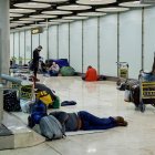 Terminal. Hasta más de 400 personas sin hogar duermen en el aeropuerto Madrid.