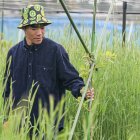 Agricultor. Takuya Haraguchi, de 25 años de edad, cuidando sus kiwis