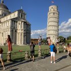 Fotografía tomada el pasado 24 de agosto de un grupo de turistas que posan ante la famosa torre de Pisa. Italia celebra este domingo 25 de septiembre elecciones generales. El sector turístico es uno de los más importantes generadores de empleo en el país y todos los partidos presentan medidas para el fomento y la calidad del trabajo. EFE/Juan Carlos Gomi
