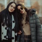 Michela con su hermana, Iesmín.