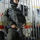 Un policía custodia frente a la ambulancia en la que es trasladado el senador colombiano Miguel Uribe Turbay este sábado, en Bogotá (Colombia).