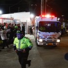 Policías custodian la ambulancia en la que es trasladado el senador Miguel Uribe Turbay, este sábado, en Bogotá (Colombia).