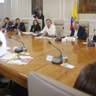 Fotografía cedida por la Presidencia de Colombia que muestra al mandatario colombiano, Gustavo Petro (c), hablando durante una reunión con su gabinete.