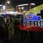 Una persona sostiene un cartel a las afueras de la Fundación Santa Fe donde fue trasladado el senador colombiano Miguel Uribe Turbay este sábado, en Bogotá (Colombia).