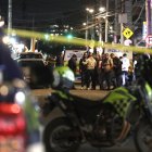 Integrantes de la Policía Nacional de Colombia fueron captados este sábado, 7 de junio, al custodiar la zona del atentado dónde fue herido el senador colombiano Miguel Uribe Turbay.