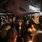 Personas encienden velas a las afueras de la Fundación Santa Fe donde fue trasladado el senador colombiano Miguel Uribe Turbay este sábado.