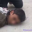 El sujeto fue sometido por uniformados, aparentemente herido en una de sus piernas.