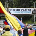 Personas participan en una caminata por la paz y en apoyo al senador Miguel Uribe Turbay