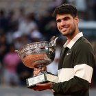 El tenista español posa con la copa de campeón que retuvo tras ganar el año pasado.