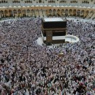 Mecca (Saudi Arabia), 07/06/2025.- Musulmanes realizan el Tawaf (circunvalación) alrededor de la Kaaba, el lugar más sagrado del Islam, en al-Masjid al-Haram, durante la peregrinación Hajj 2025 en La Meca (Arabia Saudita), el 7 de junio de 2025.