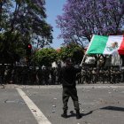 Protestante sostiene bandera mexicana en California.