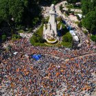 Madrid.  Vista general de la concentración convocada por el Partido Popular contra el Gobierno de Pedro Sánchez bajo el lema "Democracia o mafia".