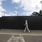 Preocupación.  Los vecinos cuestionan que se haya colocado este cerco al pie de la quebrada Rumihuaico.