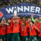 Cristiano Ronaldo levanta el trofeo de la Nations League ante la celebración de todos sus compañeros.